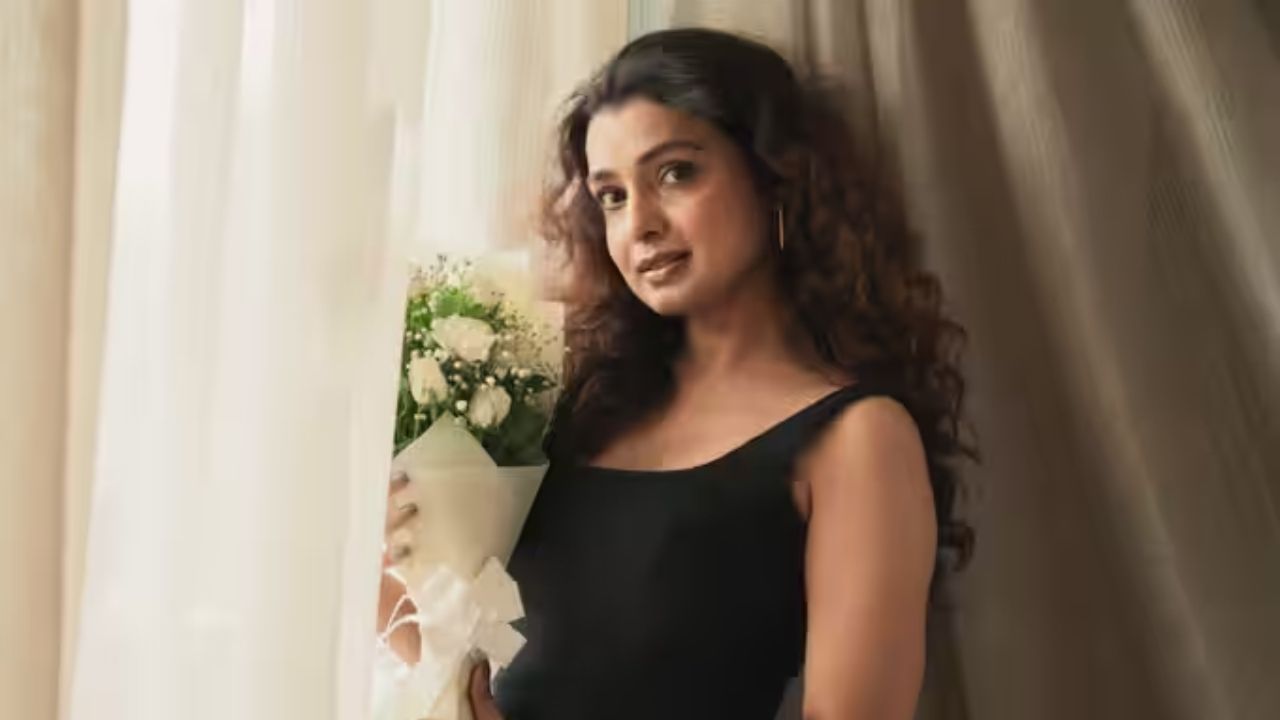 Mayuri Deshmukh: काळ्या बॅकलेस ड्रेसमध्ये मयुरी देशमुखचा ग्लॅमरस अंदाज! सौंदर्य पाहून चाहतेही घायाळ