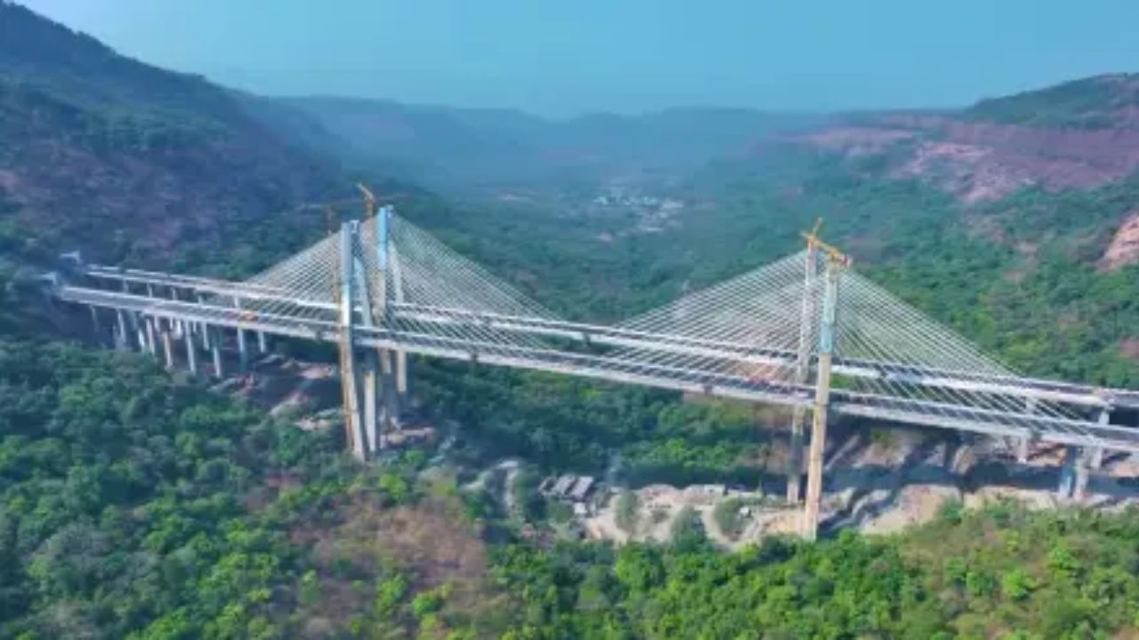 मुंबई-पुणे द्रुतगती मार्गावरील मिसिंग लिंकसाठी १ नोव्हेंबर २०२६ पासून सुधारित वाहतूक नियम लागू होणार आहेत. वाहनांचे प्रकार आणि वेगमर्यादा याबाबत वाहतूक पोलिसांनी निर्बंध निश्चित केले आहेत.