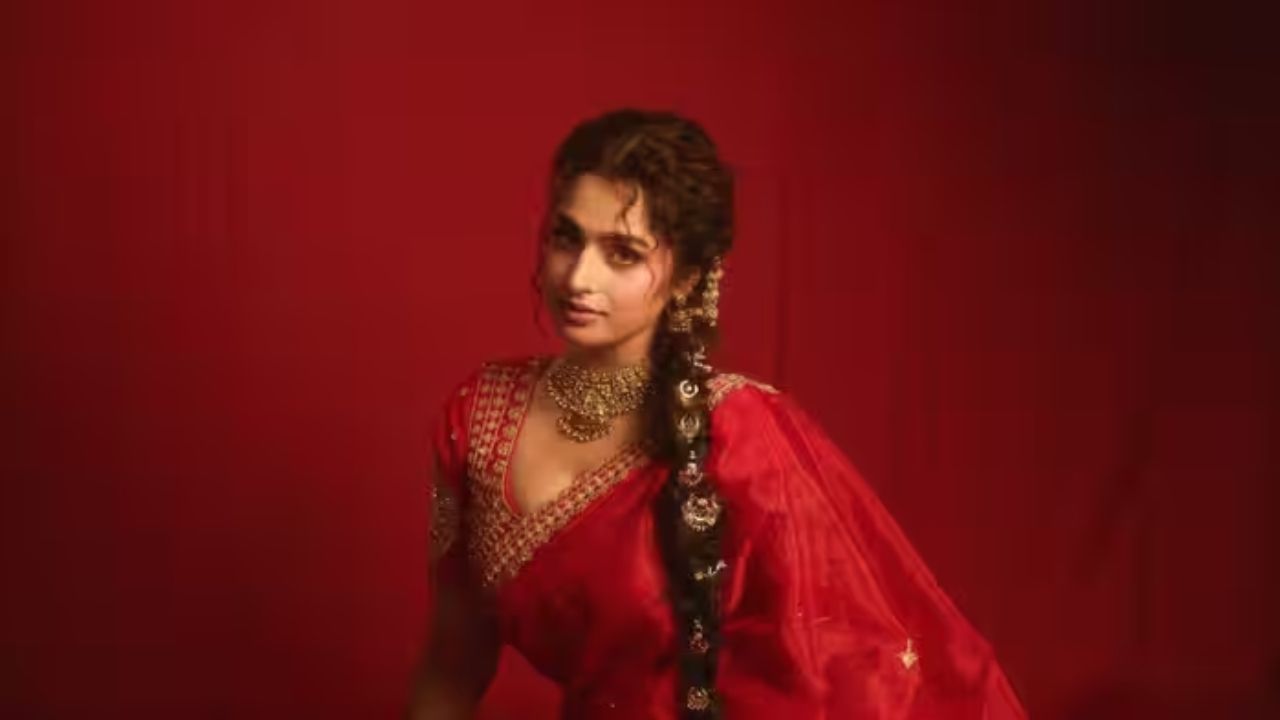 Ayesha Khan Karwa Chauth Look: करवा चौथसाठी आयेशा खानचा खास लुक; लाल साडीतील फोटोंनी वाढवली चर्चा