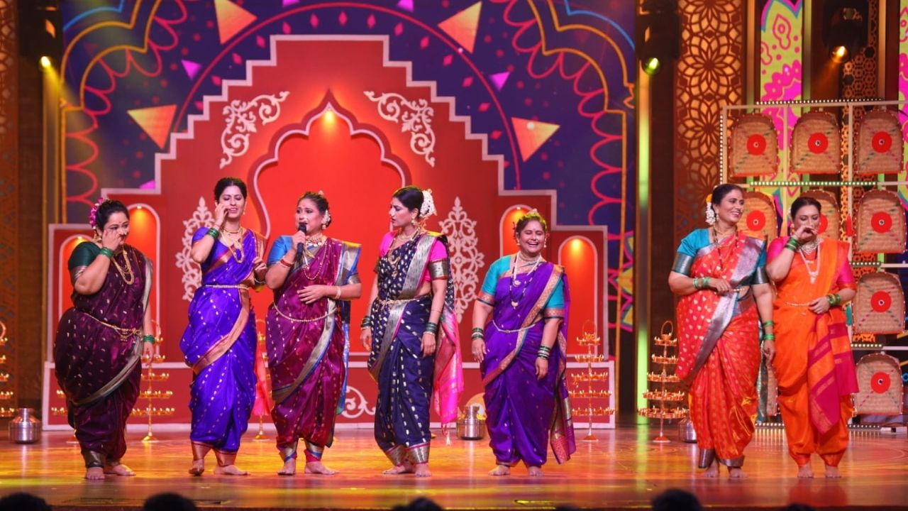  मालिकांमधील आईंचा एकत्रित धमाकेदार सरप्राईज परफॉर्मन्सयंदाच्या Zee Marathi Awards 2026 सोहळ्याची सगळ्यात मोठी खासियत म्हणजे झी मराठीवरील गाजत असलेल्या मालिकांमधील सर्व लोकप्रिय आया एकाच मंचावर एकत्र येऊन एक जबरदस्त सरप्राईज डान्स परफॉर्मन्स सादर करणार आहेत.