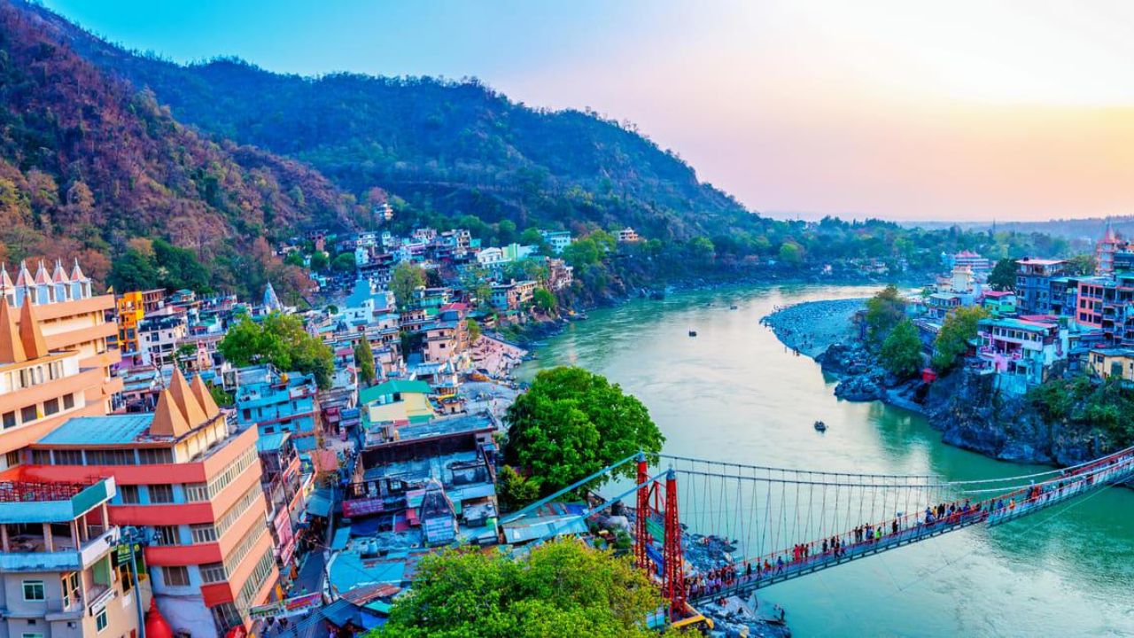 3. ऋषिकेश, उत्तराखंड – साहस आणि शांततेचा संगम गंगा नदीचा किनारा, डोंगररांगा आणि योग-ध्यान केंद्रांसाठी प्रसिद्ध असलेले ऋषिकेश हे साहसी पर्यटन आणि निवांत सुट्टीसाठी उत्तम ठिकाण आहे. नोव्हेंबरमध्ये येथे नदीकिनारी फिरणे, योगसाधना करणे आणि आसपासच्या निसर्गरम्य भागांना भेट देणे शक्य होते. रिव्हर राफ्टिंगसारख्या साहसी उपक्रमांसाठी जाण्यापूर्वी स्थानिक आयोजकांकडून त्या वेळची उपलब्धता आणि हवामानाची स्थिती तपासावी. काय पाहाल? राम झूला परिसर, लक्ष्मण झूला परिसर, त्रिवेणी घाट आणि गंगा किनारा.