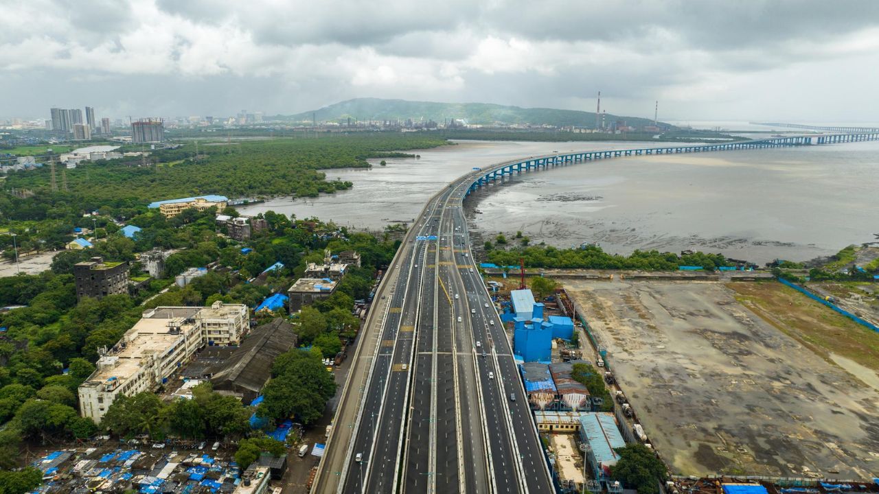 अटल सेतूमुळे मुंबई-नवी मुंबई कनेक्टिव्हिटीला बळ: मुंबई ट्रान्स हार्बर लिंक म्हणजेच अटल सेतू हा मुंबई आणि नवी मुंबई यांना जोडणारा महत्त्वाचा सागरी पूल आहे. या प्रकल्पामुळे दोन्ही भागांमधील रस्ते संपर्क अधिक सुलभ करण्यास मदत झाली आहे. समुद्रावर उभारलेला हा भव्य पूल आधुनिक अभियांत्रिकीचे उदाहरण मानला जातो.