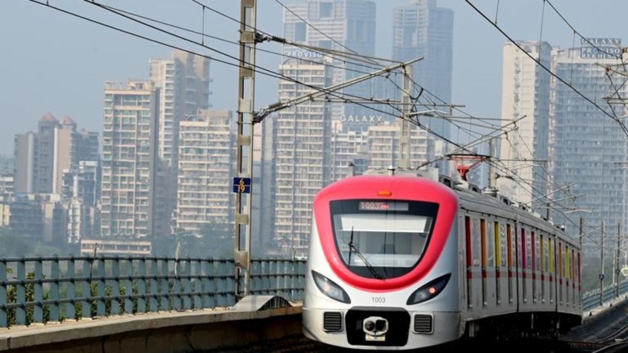 मेट्रोच्या जाळ्यामुळे सार्वजनिक वाहतुकीत बदल: मुंबईतील वाढती लोकसंख्या आणि वाहतूक कोंडीच्या पार्श्वभूमीवर मेट्रो सेवा महत्त्वाची ठरत आहे. विविध मेट्रो मार्गांमुळे शहरातील आणि उपनगरांतील प्रवासासाठी पर्यायी व्यवस्था उपलब्ध होत आहे. मेट्रोचे जाळे विस्तारल्याने भविष्यातील सार्वजनिक वाहतूक व्यवस्थेत आणखी बदल होण्याची अपेक्षा आहे.