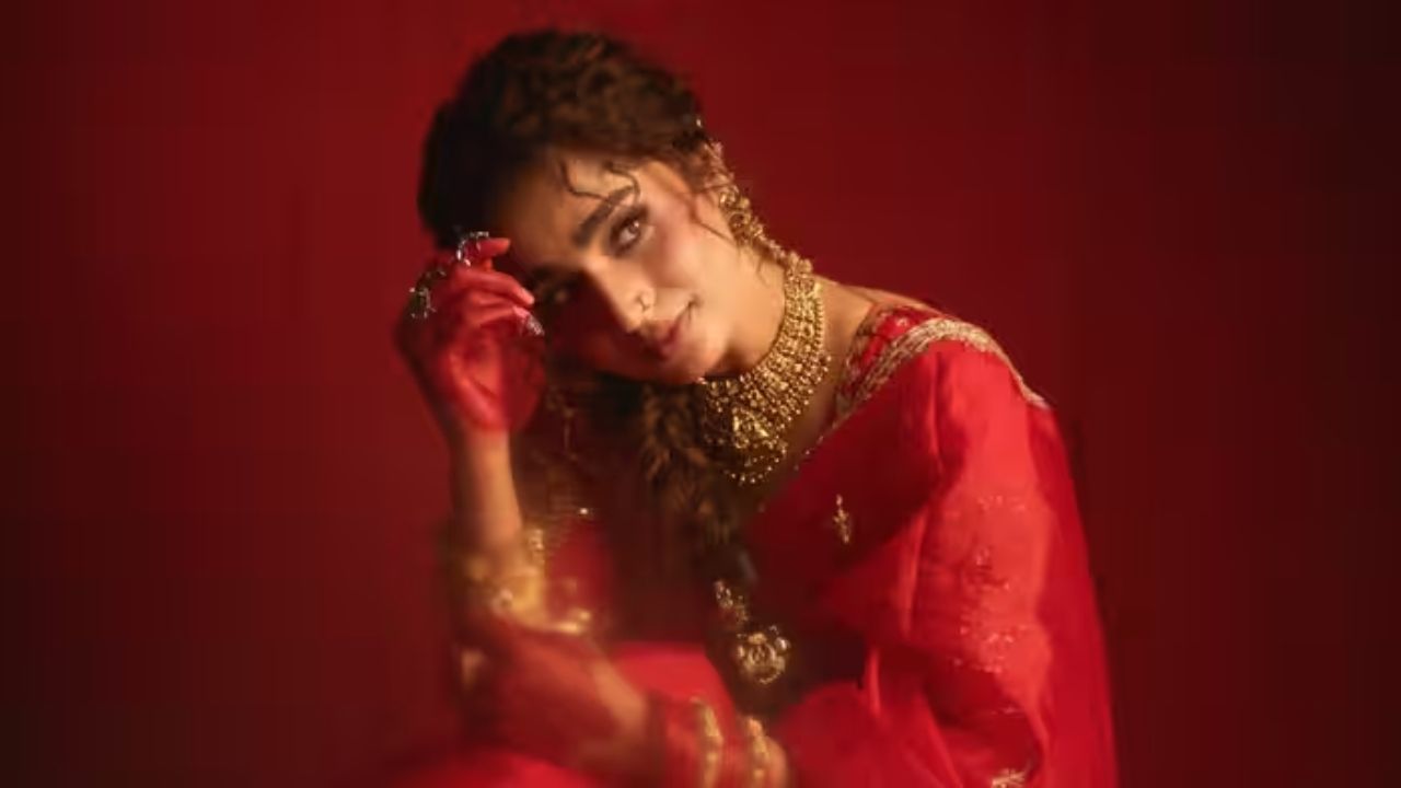 चर्चेत असलेला ब्लाऊजचा लुक: या सगळ्या लुकमध्ये सगळ्यांचं लक्ष खेचून घेतलंय ते तिच्या ब्लाऊजने. अनेकदा साडी सुंदर असते पण ब्लाऊज साधा असल्यामुळे मजा येत नाही. आयेशाने इथे एकदम वेगळ्या डिझाईनचा ब्लाऊज घातला आहे. त्याची फिटिंग, त्याचा गळा यामुळे साध्या साडीला पण एकदम ग्लॅमरस टच मिळाला आहे. सणाला काहीतरी वेगळं ट्राय करायचं असेल तर अशा ब्लाऊजची आयडिया बेस्ट आहे.(Photo : @ayeshaakhan_official)