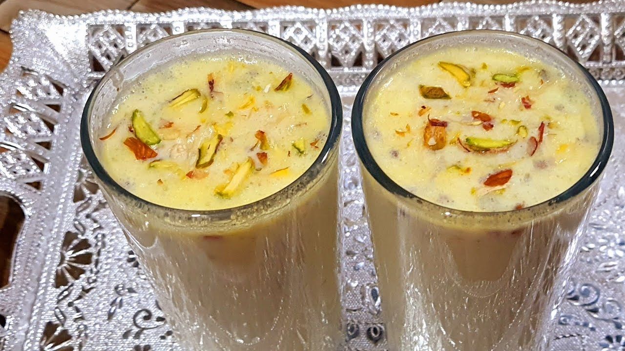 या रात्रीला एवढं महत्त्व का आहे? आपल्या धर्मात या रात्रीला खूप मान आहे. अशी कथा आहे की याच रात्री समुद्रमंथनातून महालक्ष्मी बाहेर आली. म्हणून या दिवशी रात्री लक्ष्मीची पूजा करतात.आणखी एक कथा सांगतात की याच रात्री वृंदावनात भगवान श्रीकृष्णाने गोपिकांसोबत महारास रचला होता.