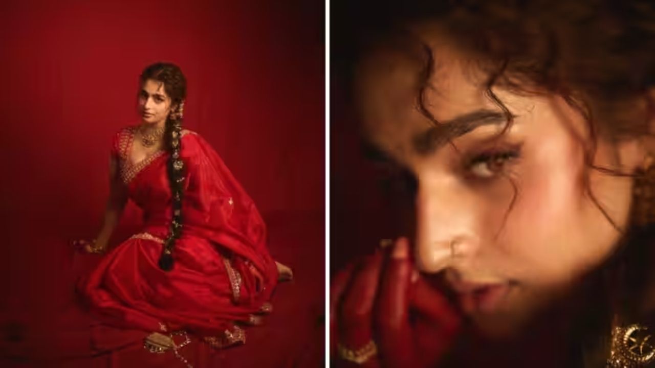सोन्याच्या दागिन्यांचा साज:  साडीवर दागिने कसे घालायचे हे आयेशाकडून शिकावं. तिने गळ्यात मोठा सोनेरी चोकर हार घातला आहे. तो हार तिच्या लुकचा हिरो ठरतोय. त्यासोबत कानात मोठे झुमके आहेत. हातात लाल बांगड्या आणि सोन्याची कडी घालून तिने पारंपरिक लुक पूर्ण केला आहे. दागिने जास्त नाहीत, पण जे आहेत ते एकदम उठून दिसत आहेत.(Photo : @ayeshaakhan_official)