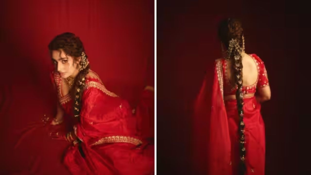 वेणी आणि केसांचा स्टायलिश अंदाज: आयेशाने केसांसाठी लांब वेणीचा लुक ठेवला आहे. आजकाल सगळे मोकळे केस ठेवतात, पण तिने वेणी बांधून त्यावर सोन्याचे छोटे केसांचे दागिने लावले आहेत. त्यामुळे तिचा लुक एकदम पारंपरिक आणि सुंदर दिसतोय. साडीवर कोणती हेअरस्टाईल करायची हा प्रश्न असेल तर ही वेणीची स्टाईल नक्की ट्राय करा.(Photo : @ayeshaakhan_official)