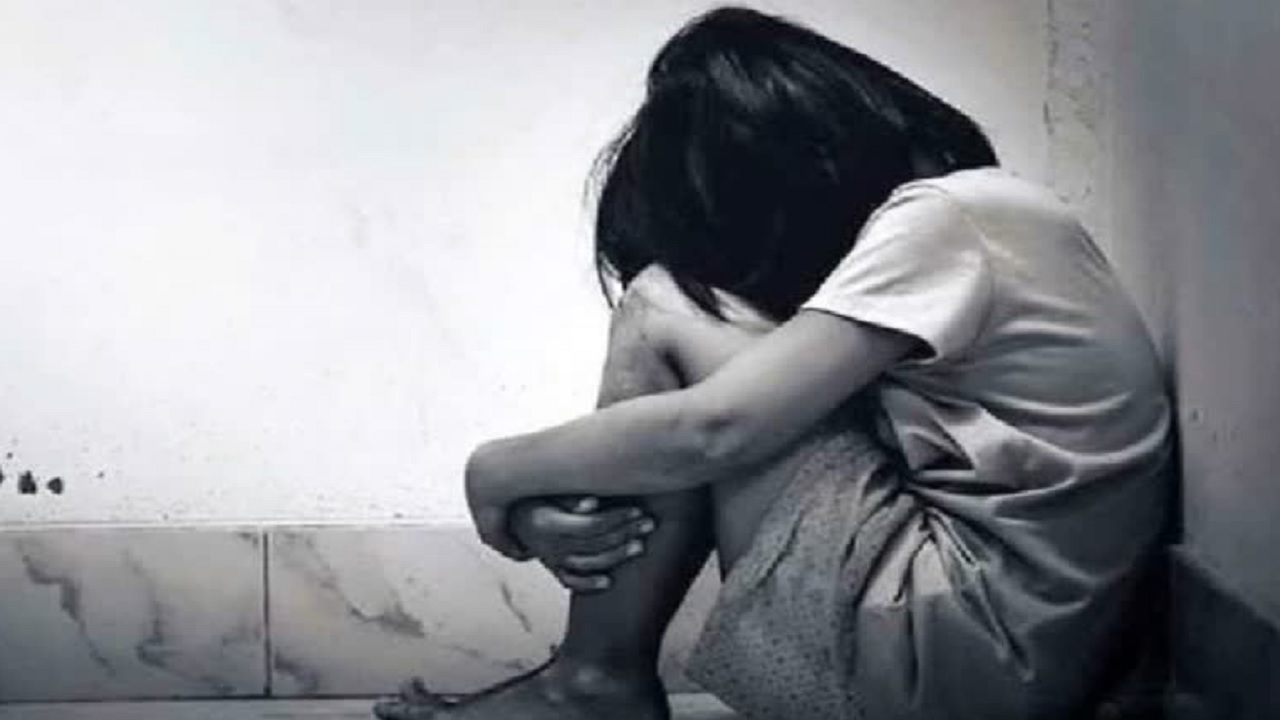 संतापजनक! शिरूरच्या कारेगावात अल्पवयीन मुलीवर अत्याचाराचा प्रयत्न; घरात नेले अन्…