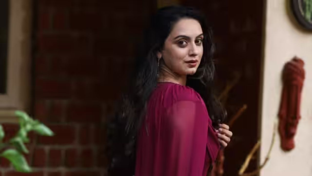 बॅकग्राऊंडला फोटोशूटची मजा शेवटच्या फोटोमध्ये ती फोटोशूट एन्जॉय करताना दिसतेय. तिचा हा बिनधास्त आणि मोकळा अंदाजच चाहत्यांना सगळ्यात जास्त आवडतो.चाहत्यांकडून कौतुकाचा वर्षावहे फोटो समोर येताच चाहत्यांनी कमेंटचा पाऊस पाडला आहे. कोणी तिला