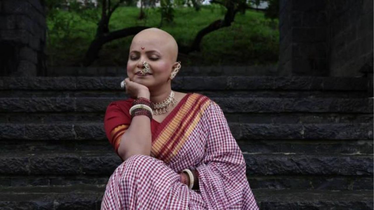 आपल्या आजूबाजूला अशा काही बायका असतात ज्या आपल्याला जगायची नवी उमेद देतात. सोनाली नाडकर ही त्यातलीच एक आहे. तिची कहाणी ऐकली की खरच अंगावर काटा येतो.लहानपणापासूनच सोनालीला केसांची समस्या होती. तिला अलोपेशिया नावाचा आजार झाला होता. या आजारामुळे केस गळून जातात आणि परत येत नाहीत. शाळेत असतानापासूनच तिचे सगळे केस गेले होते. किती तरी औषधे केली, डॉक्टर केले, हेअर ट्रान्सप्लांटचा पण विचार केला, पण काहीच उपयोग झाला नाही. एकही उपाय कामी आला नाही.