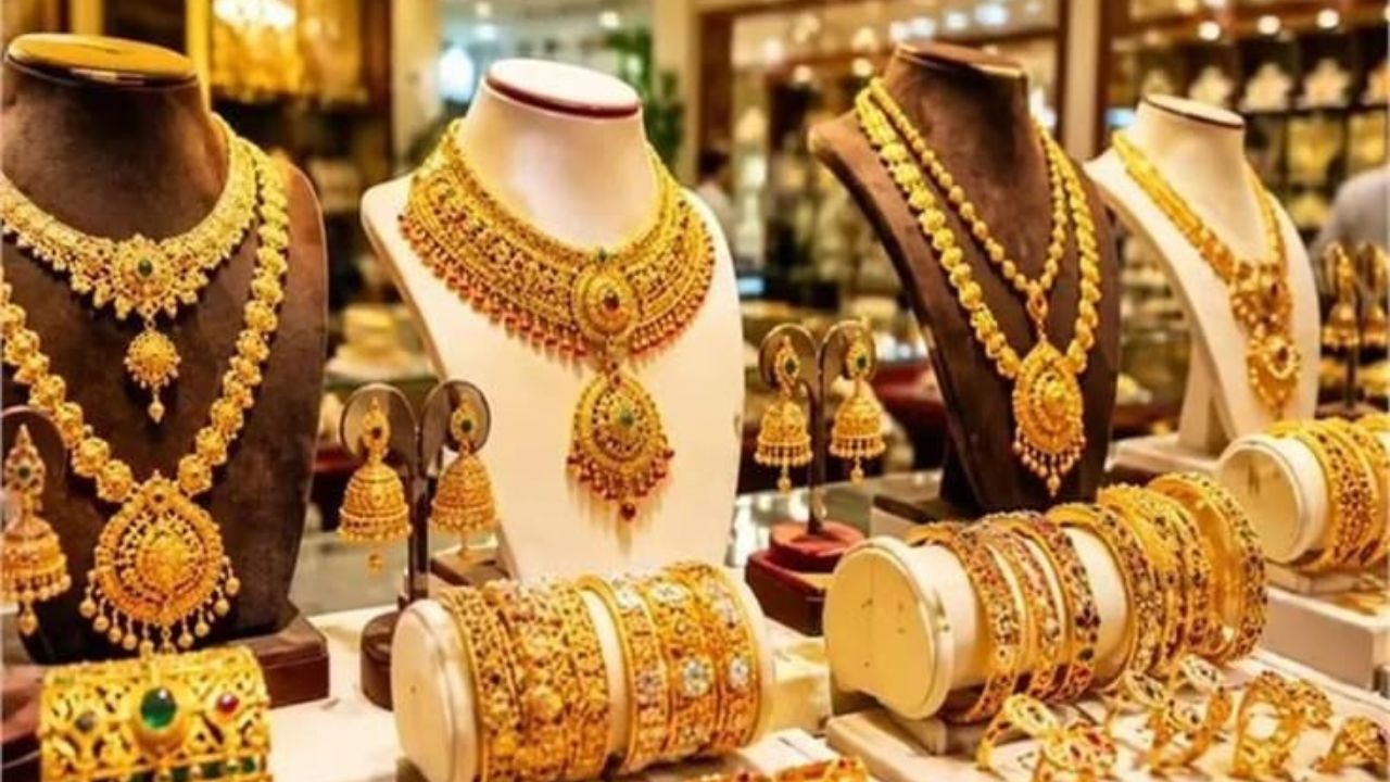 Dhanteras Gold : धनतेरसच्या मुहूर्तावर सोनं खरेदी करायचा विचार करताय? ‘या’ महत्त्वाच्या गोष्टींची काळजी घ्या