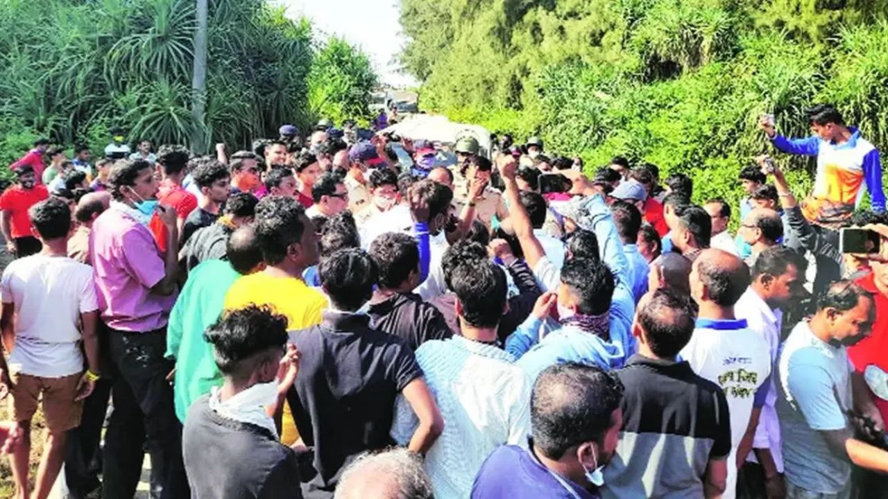Palghar Protest : गोळ्या घातल्या तरी जमिनी देणार नाही! प्रकल्पाविरोधात ग्रामस्थांचा उद्रेक; उद्योगमंत्र्यांच्या पुतळ्याचे दहन