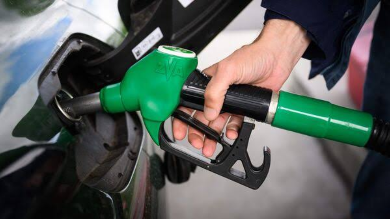 Petrol Diesel Price Hike : सणासुदीत सामान्यांना आणखी एक झटका… पेट्रोल – डिझेल महागलं! ‘या’ कंपन्यांनी वाढवले दर; किती झाली वाढ?
