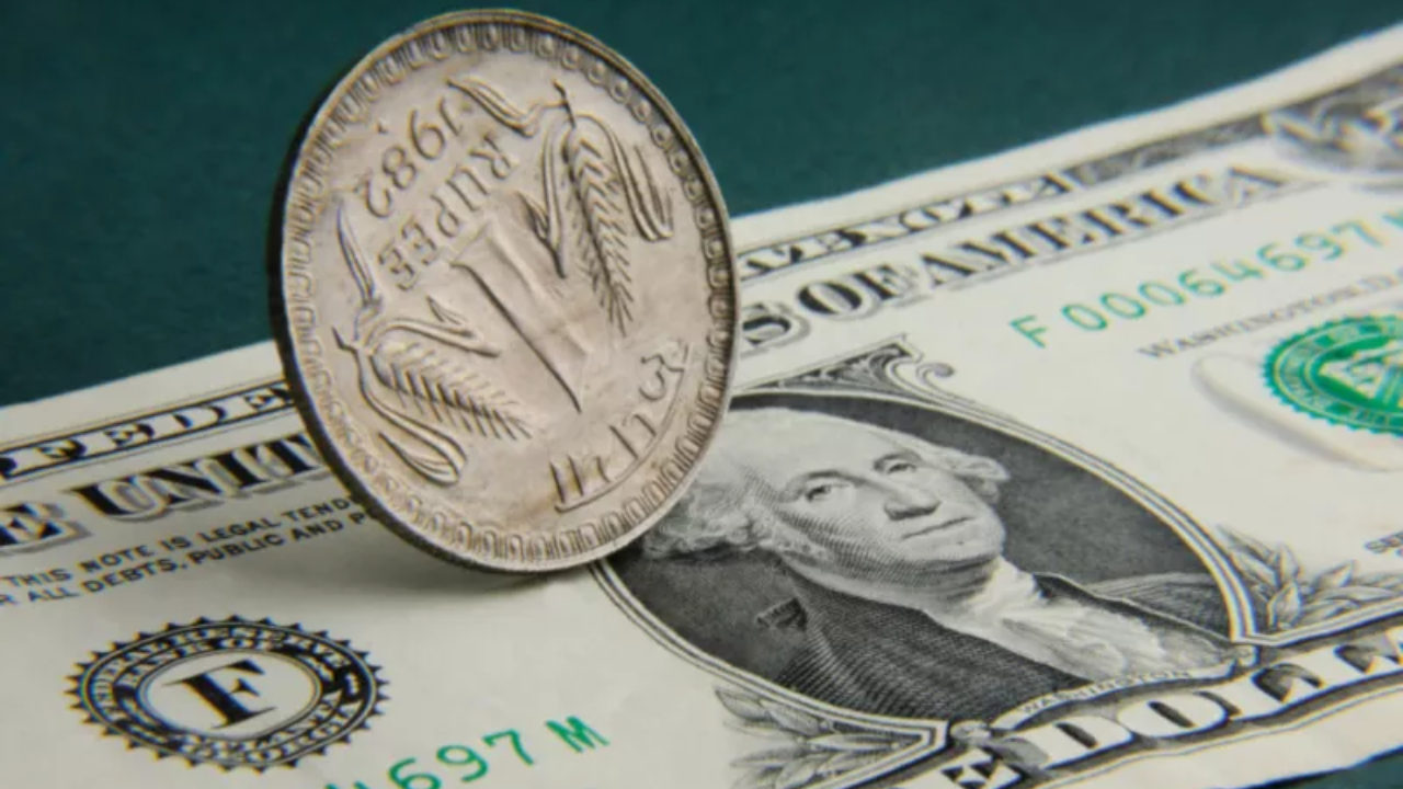 Rupee vs US Dollar : एका झटक्या मजबूत झाला रुपया? RBI च्या निर्णयाचा धमाका… डॉलर बॅकफूटवर, नेमकी काय स्थिती?