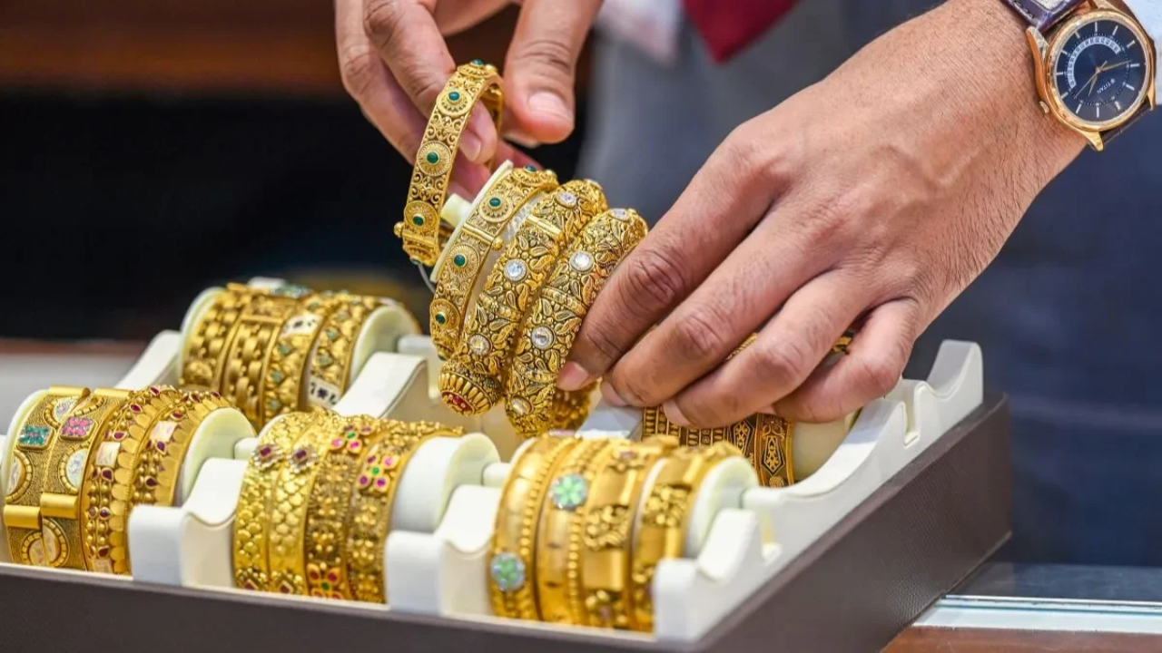 Dussehra 2026 : दसऱ्याच्या मुहुर्तावर Gold Silver ने दिला तुफान परतावा! एका वर्षात सोन्यात 25%, तर चांदीत 45% वाढ