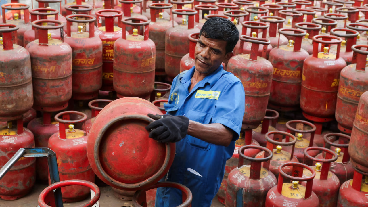 LPG Cylinder च्या किमतीत पुन्हा वाढणार? कंपन्यांना प्रति सिलिंडर होतोय तब्बल 245 रुपयांचा तोटा; ग्राहकांनाही बसणार फटका?