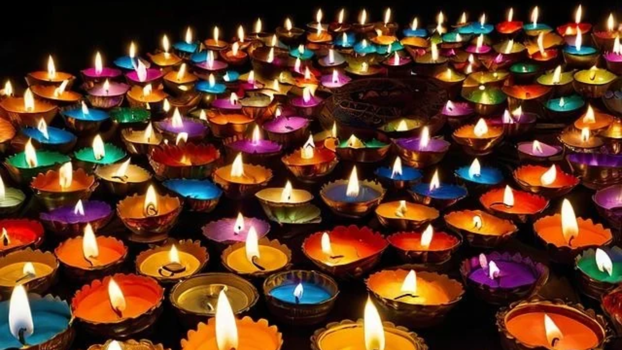 आकर्षक पॅकेजिंग करून तयार केलेल्या मेणबत्त्या दिवाळीत भेटवस्तू म्हणून देण्यासाठी उत्तम पर्याय ठरतात.