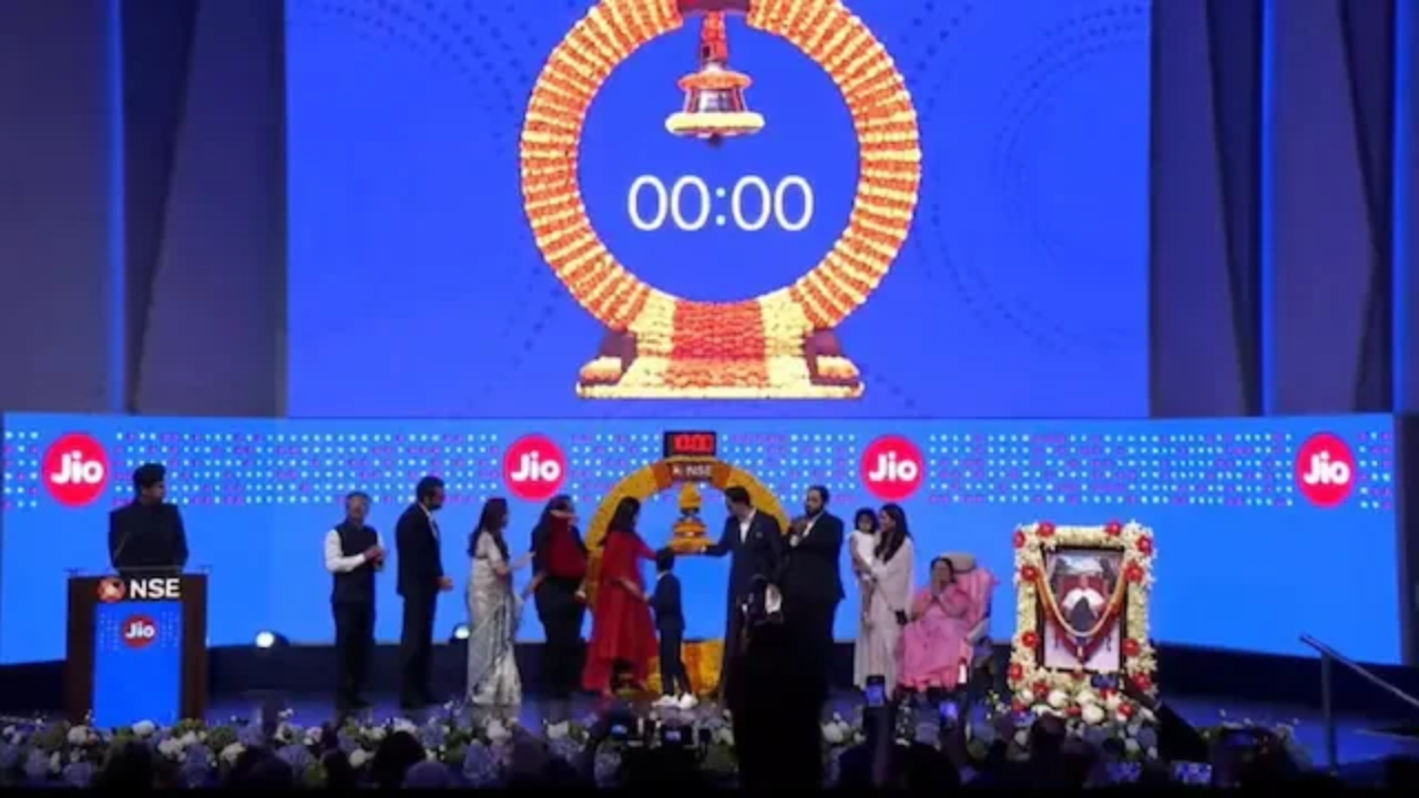 Jio IPO Strong Listing : Jio IPO ची बाजारात दणदणीत एन्ट्री! लिस्टिंगनंतर गुंतवणूकदारांनी काय करावं? तज्ज्ञ काय सांगतात?