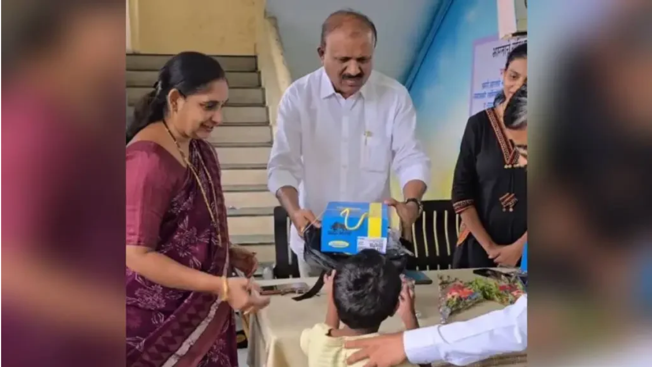 Mira Bhayander  School Shoes Scam : 160 रुपयांचा बूट 500 रुपयांना; महापालिका शाळांतील सहित्यांत गैरव्यवहार, खळबळजनक माहिती समोर