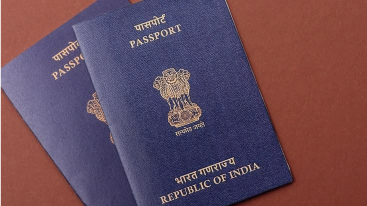 ई-पासपोर्टचे शुल्क पूर्वीप्रमाणेच असून ३६ पानांसाठी १,५०० रुपये आणि ६० पानांच्या पुस्तकासाठी २,००० रुपये शुल्क आकारले जाते.