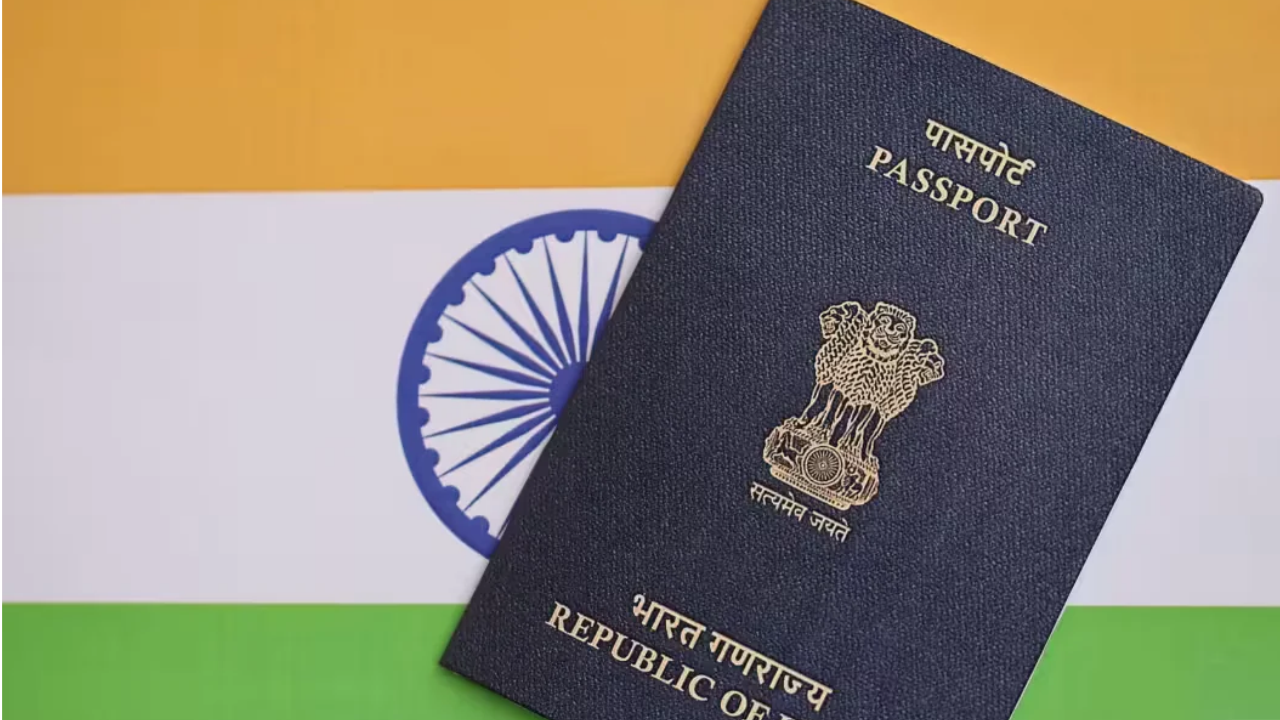 अधिकृत पासपोर्ट वेबसाइटवर जाऊन नवीन नोंदणी किंवा लॉगिन करून आवश्यक माहिती भरल्यानंतर पासपोर्ट सेवा केंद्राची अपॉइंटमेंट घ्यावी लागते.