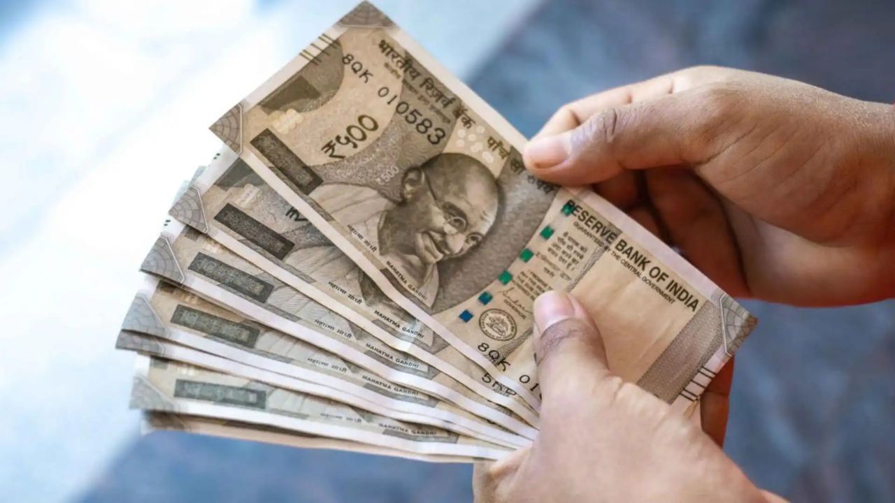 DA Hike : DA वाढीनंतर कर्मचाऱ्यांच्या हातात येणार जादा पैसा! मूळ वेतनानुसार कोणाचा पगार किती वाढणार? पाहा कॅल्क्युलेशन