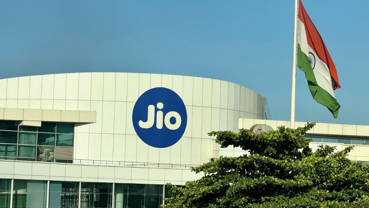 Reliance Jio IPO : देशातील सर्वात मोठ्या IPO ची तुफान क्रेझ! 2.5 लाख कोटी रुपयांची विक्रमी मागणी; गुंतवणूकदारांमध्ये मोठा उत्साह