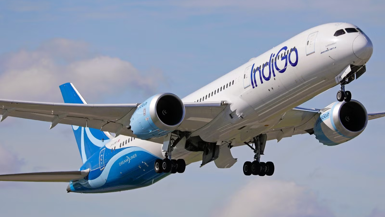 Navi Mumbai विमानतळावरून प्रवाशांना मोठा फटका! IndiGo ने उड्डाणांच्या फेऱ्यांमध्ये केली कपात, पण नेमकं कारण काय?