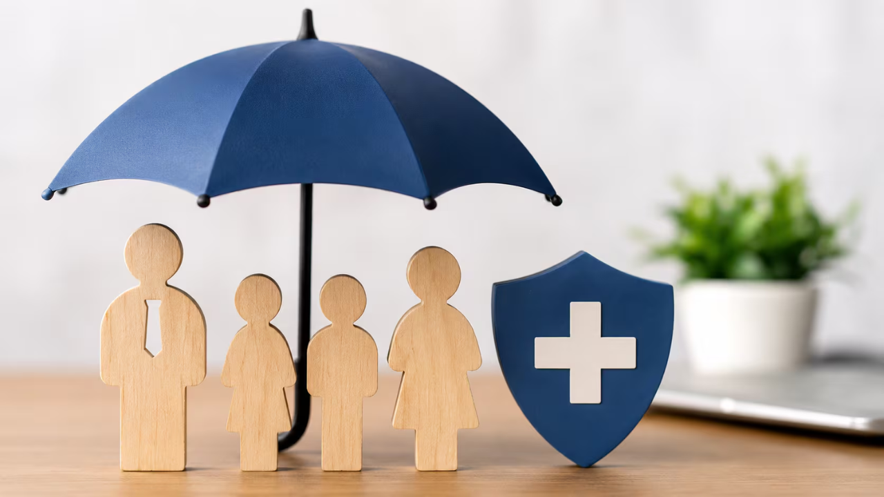 Insurance घेणाऱ्यांसाठी धोक्याची घंटा! IRDAI च्या नव्या रिफॉर्म्सचा दुहेरी फटका? कोणत्या ग्राहकांचं होणार नुकसान जाणून घ्या