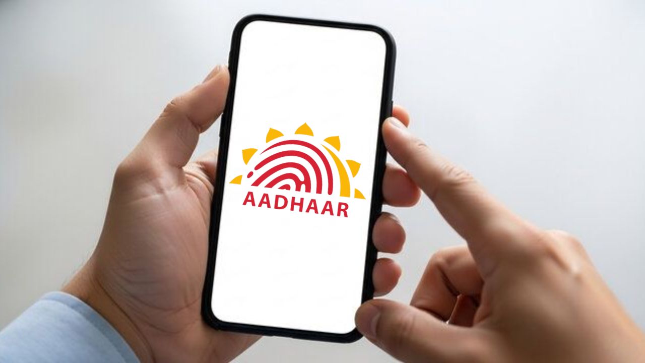 Tech Tips: Aadhaar Card मध्ये मोबाईल अपडेट करणं झालं सोपं… फॉलो करा ही सोपी प्रोसेस, फी केवळ 75 रुपये
