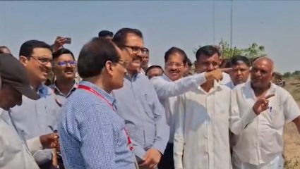 Ahilyanagar News: केंद्रीय पथक थेट बांधावर; अहिल्यानगरच्या दुष्काळग्रस्त शेतकऱ्यांनी मांडल्या व्यथा