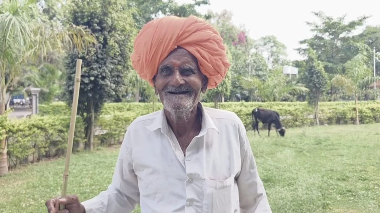 Maharashtra Drought 2026: दुष्काळाचा हाहाकार! पाच दुष्काळ पाहिलेल्या ९५ वर्षीय वृद्धाची हृदयद्रावक हाक; ‘अशी परिस्थिती कधी…’