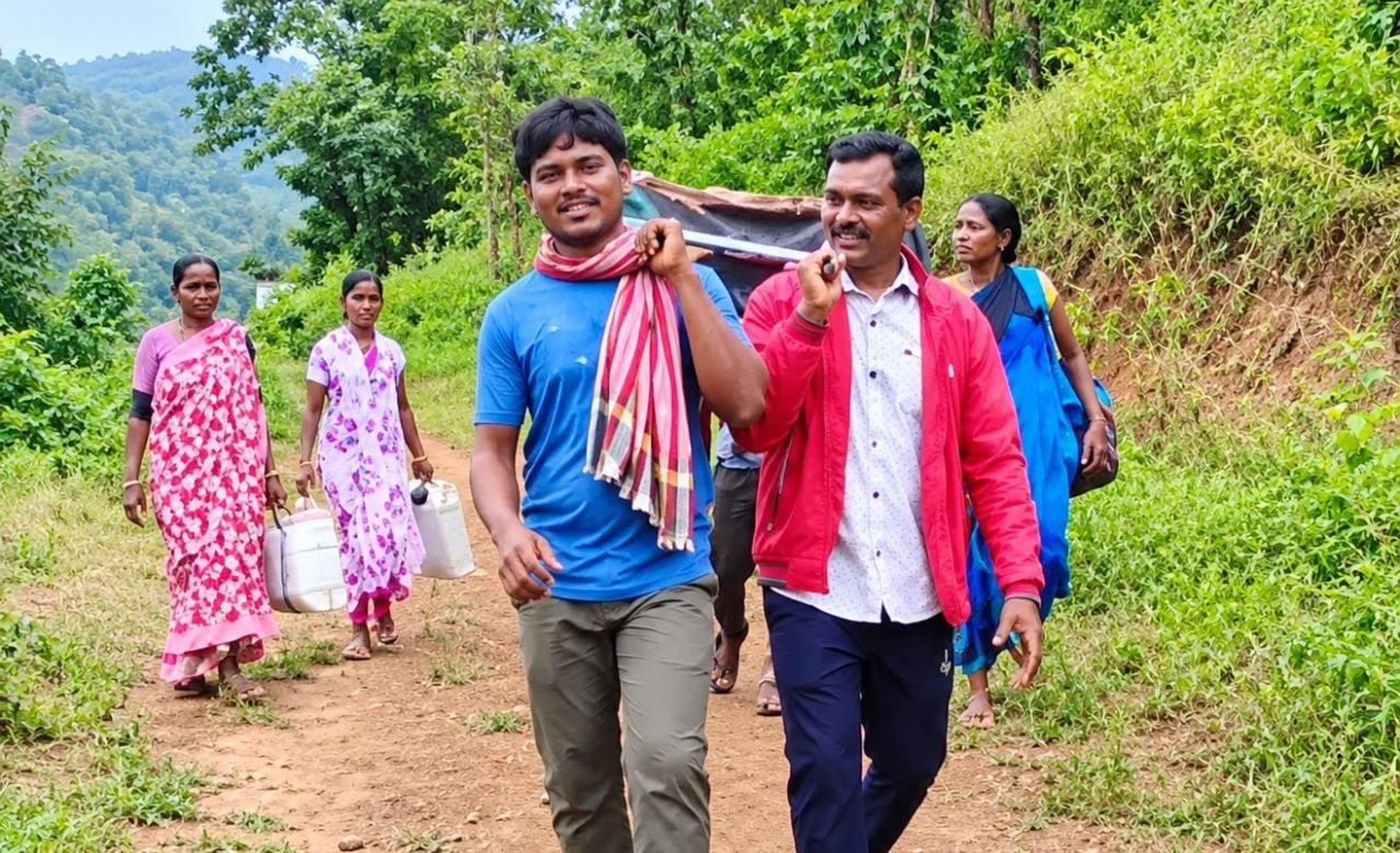 Andhra Pradesh Viral Video : गावाला रस्ताच नाही! प्रसूतीवेदनांनी त्रस्त महिलेला ग्रामस्थांनी उचलले, व्हिडिओ चर्चेत