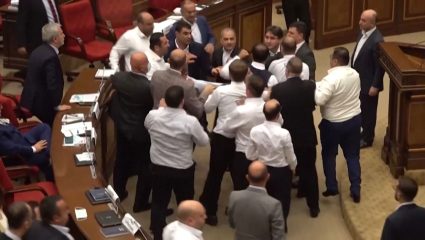 Armenia Parliament : ‘त्या’ एका वक्तव्याने अर्मेनियाची संसद पेटली; खासदारांमध्ये तुंबळ हाणामारी, VIDEO जोरदार VIRAL
