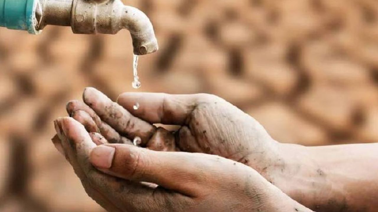 Bardi Village Water Crisis : बार्डी गावात पाणीटंचाईचा उद्रेक; महिलांचा पंचायत समितीवर मोर्चा, बार्डी ग्रामस्थांचा संताप Bardi Village Water Crisis : बार्डी गावात पाणीटंचाईचा उद्रेक; महिलांचा पंचायत समितीवर मोर्चा, बार्डी ग्रामस्थांचा संताप