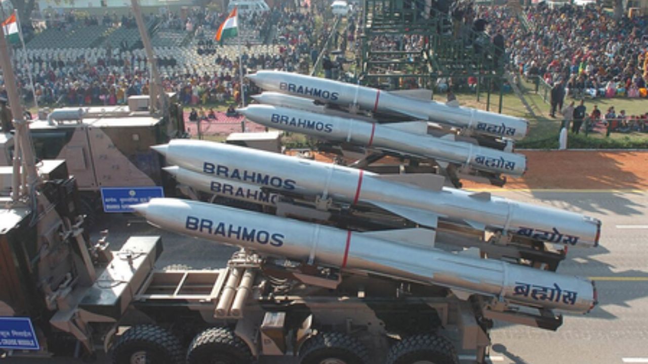 BrahMos : भारतीय युद्धनौकांवर ब्रह्मोसचं साम्राज्य, कोट्यवधींची लाँचर आणि फायर कंट्रोल सिस्टिमची डील