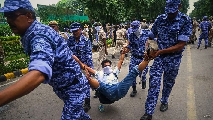 CJP Protest : दिल्लीत धरपकड सुरूच; केजरीवाल, ममता बॅनर्जी, ध्रुव राठी, दिपके सगळ्यांनाच उचललं, 1,700 हुन जास्त आंदोलक ताब्यात