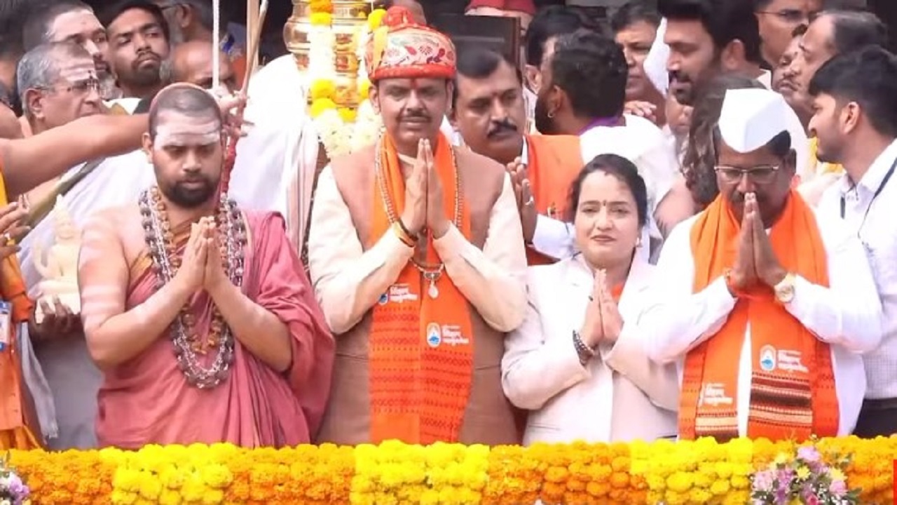 Simhastha Kumbh Mela : त्र्यंबकेश्वरच्या कुशावर्त तीर्थावर मुख्यमंत्र्यांच्या हस्ते ध्वजारोहण; अनेक मान्यवरांची उपस्थिती