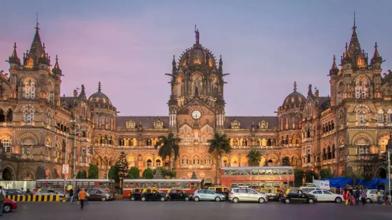 CSMT Roof Collapse: मुंबईतील CSMT स्थानकात दुर्घटना! तिकीट घराच्या प्रवेशद्वाराजवळ छत कोसळले, दोघे जखमी