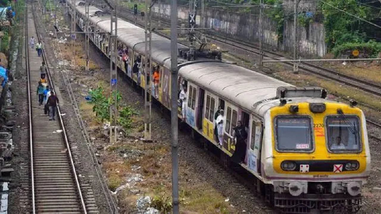 Mumbai Local Train: मुंबईकरांनो, लोकलचं सध्याचं स्टेटस काय? सिग्नल बिघाड, प्रवाशांचा खोळंबा; जाणून घ्या ताज्या अपडेट