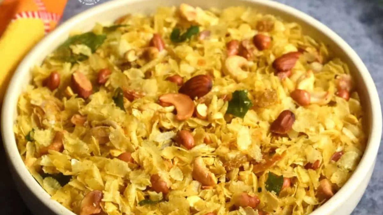 Crispy Thin Poha Chivda Recipe: चिवडा होणार एकदम कुरकुरीत! ना वातड, ना मऊ; पातळ पोह्यांचा चिवडा बनवण्याची सोपी ‘ही’ ट्रिक!