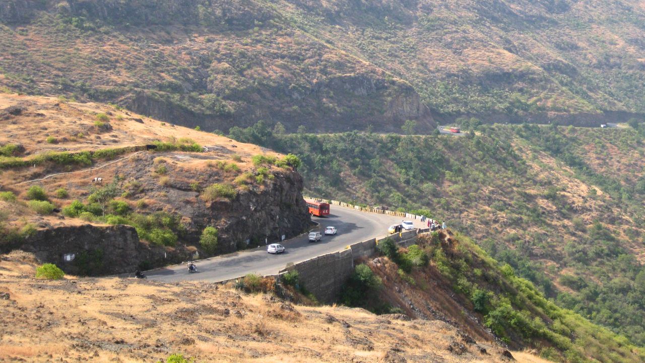 पुणे-सासवड मार्गावरील दिवे घाटाला ‘मिसिंग लिंक’ची गरज! वाढती वाहतूक अन् विमानतळाच्या पुरंदर पार्श्वभूमीवर पर्यायी मार्गाची मागणी