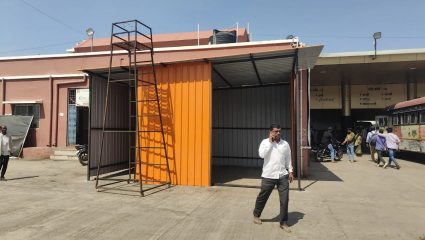Dharashiv Bus Stand: धाराशिव बसस्थानकात अतिक्रमणाला अधिकाऱ्यांचे अभय? महिला स्वच्छतागृहाचे व्हेंटिलेशन बंद