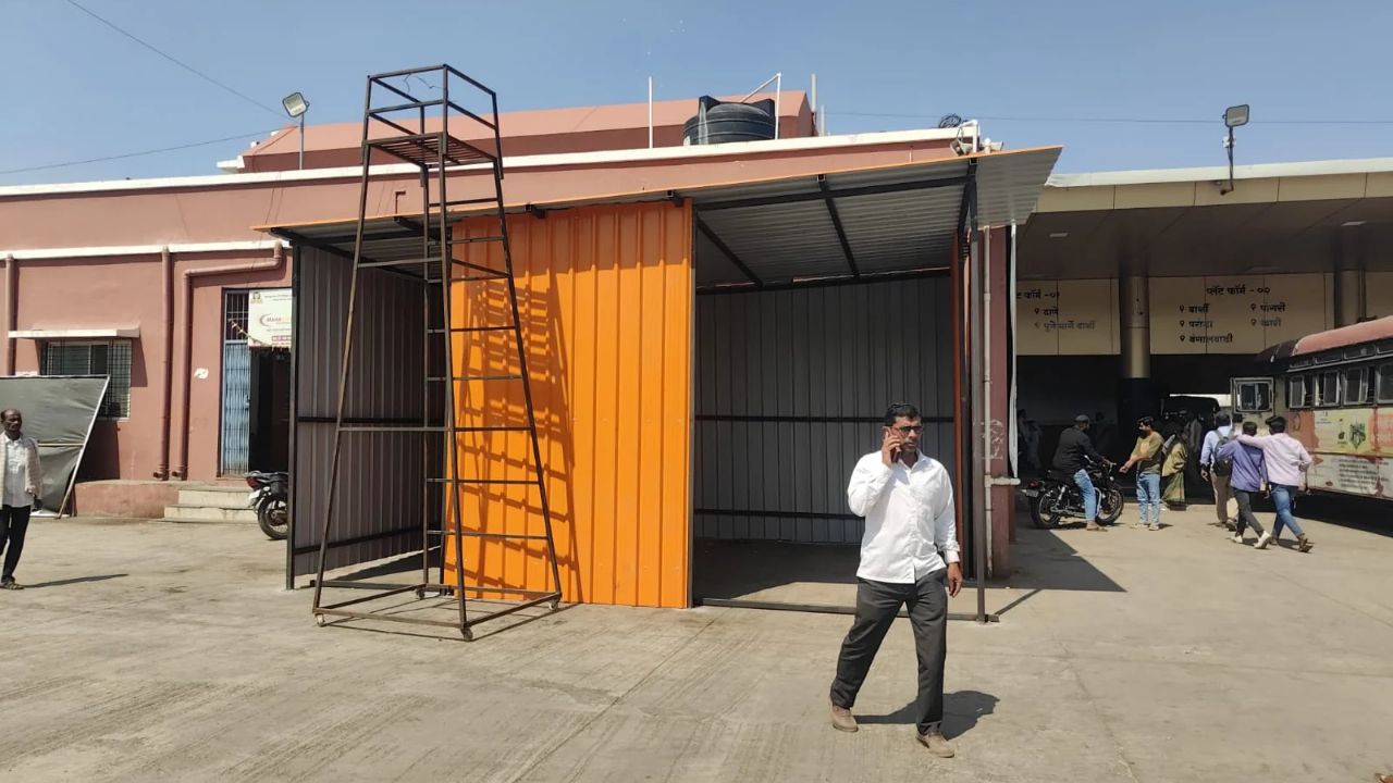 Dharashiv Bus Stand: धाराशिव बसस्थानकात अतिक्रमणाला अधिकाऱ्यांचे अभय? महिला स्वच्छतागृहाचे व्हेंटिलेशन बंद