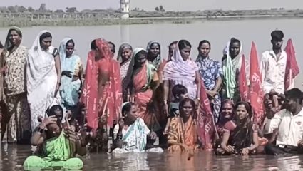 Dhule News: “मागण्या मान्य होईपर्यंत तलावातून बाहेर पडणार नाही!” धुळ्यात शेकडो आदिवासींचे जलसमाधी आंदोलन