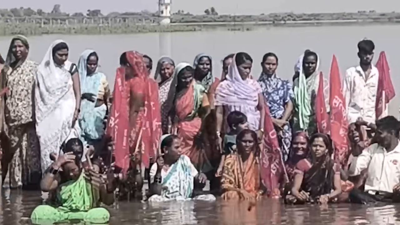 Dhule News: “मागण्या मान्य होईपर्यंत तलावातून बाहेर पडणार नाही!” धुळ्यात शेकडो आदिवासींचे जलसमाधी आंदोलन