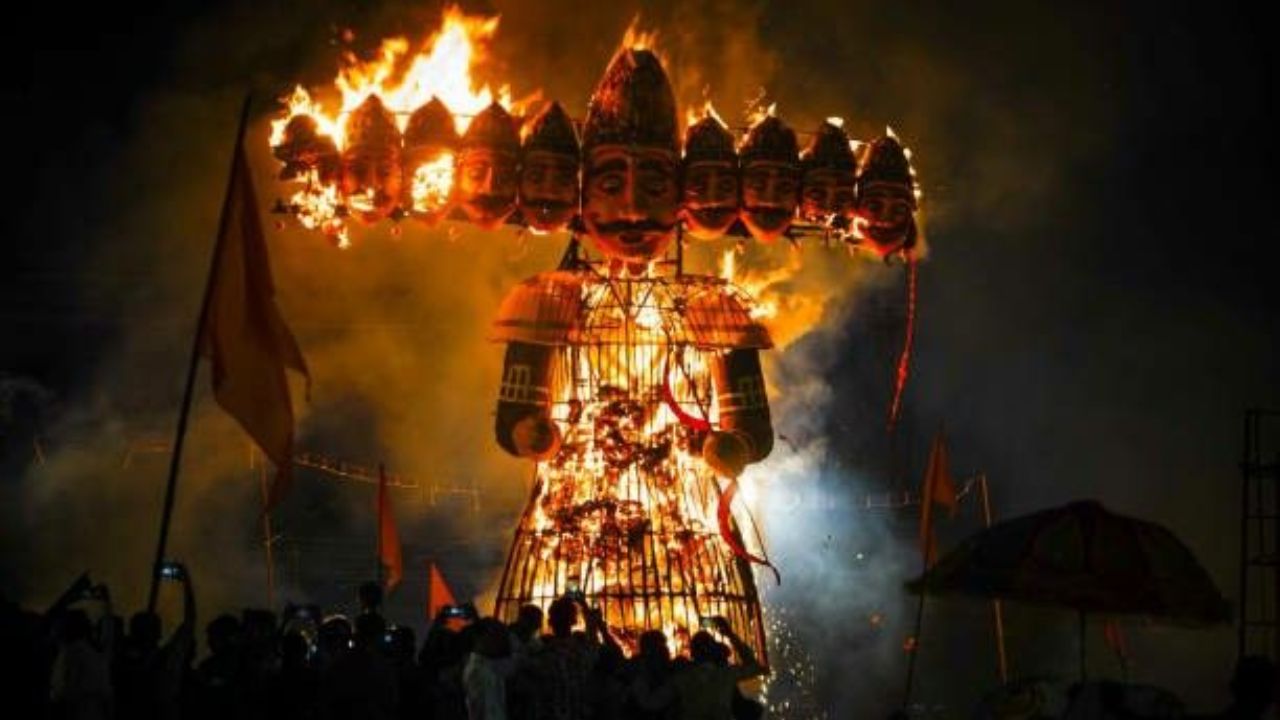 Dussehra 2026: २० की २१ ऑक्टोबर कधी आहे दसरा, जाणून घ्या रावण दहनाचा मुहूर्त आणि महत्त्व