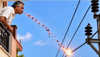 Electric Shock Accident : बाल्कनीत गुटखा थुंकायला गेले, 11 हजार व्होल्टच्या विजेचा धक्का; वृद्धाचा दुर्दैवी मृत्यू