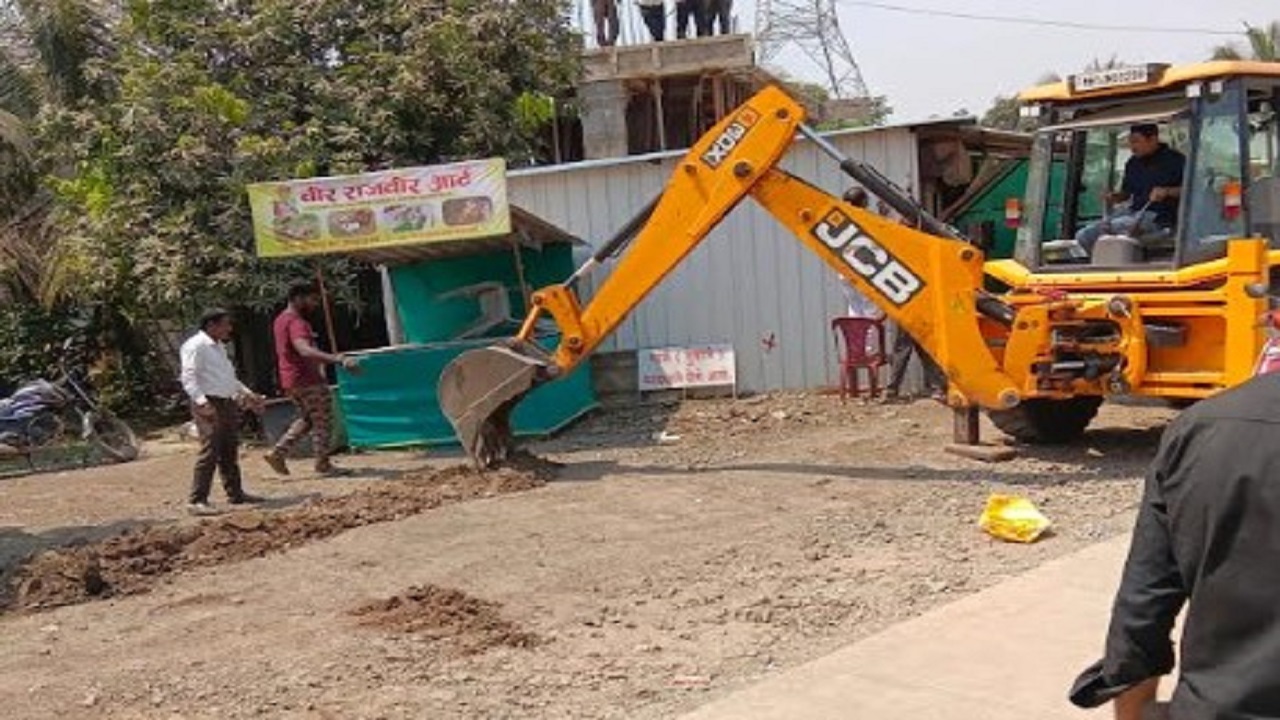 Chakan News : कुरुळीत अतिक्रमणावर मोठी कारवाई; पत्र्याच्या टपऱ्या हटवल्या, आता रस्त्याचे काम लवकरच?