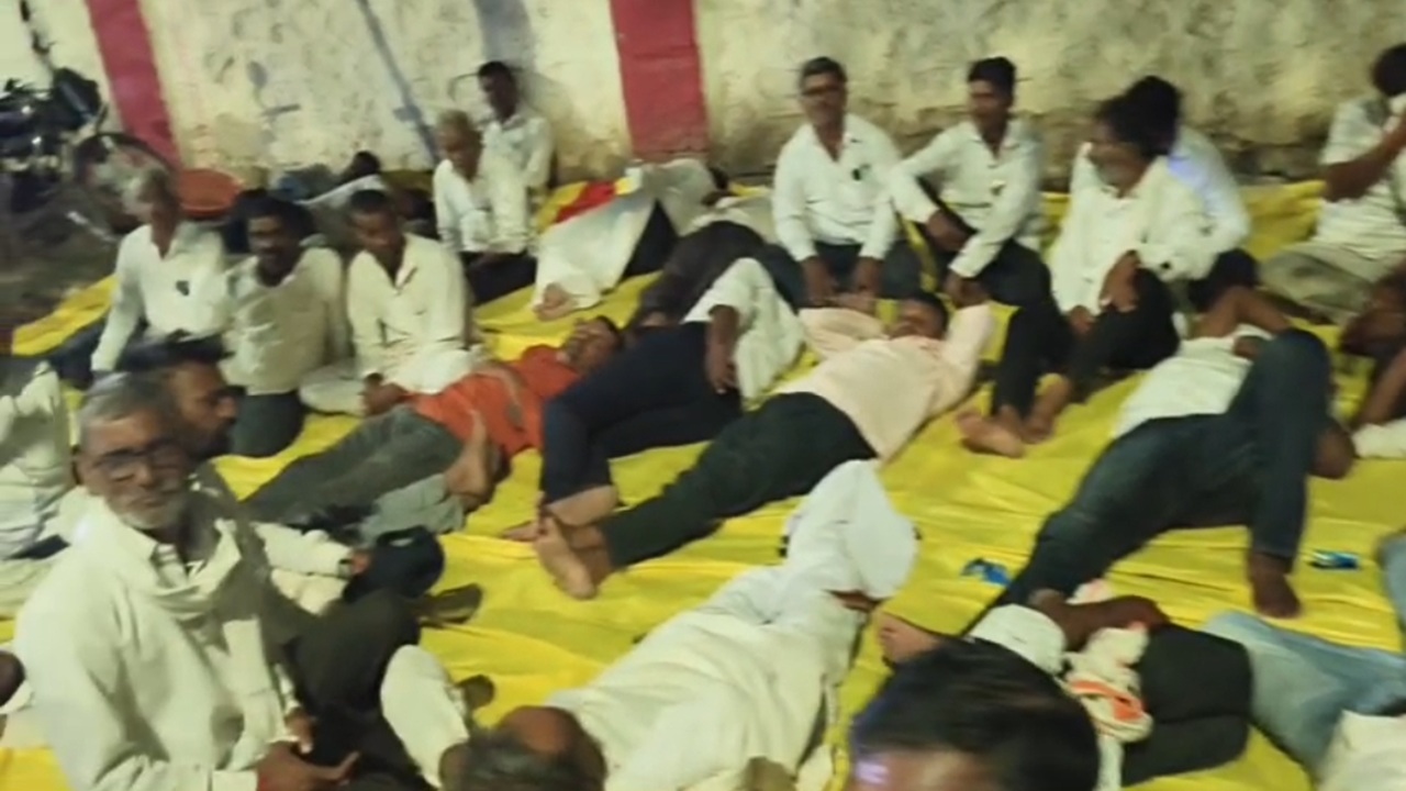 Farmers Protest: ‘आमच्या हक्काचे पैसे द्या’; 21 कोटींचे ऊस बिल थकीत; शेतकरी आक्रमक, जिल्हाधिकारी कार्यालयासमोर धरणे आंंदोलन